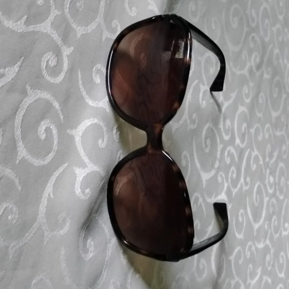 Coach sunglasses With Cleaning Cloth
